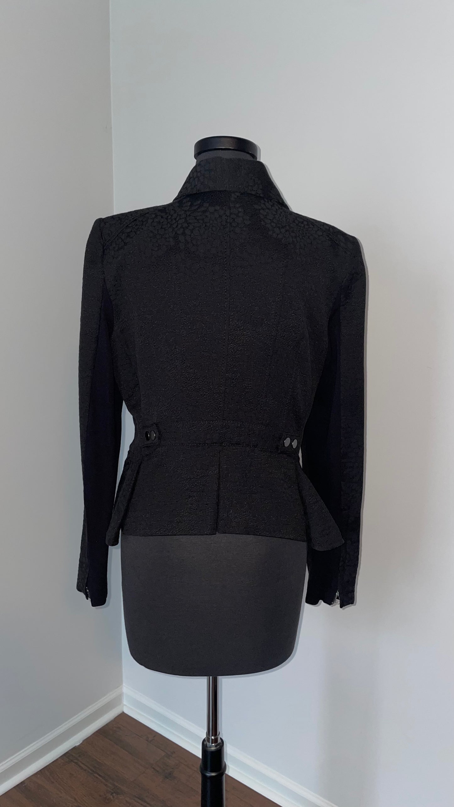 BCBG Maxazria Black Textured Zipped semi cropped Blazer